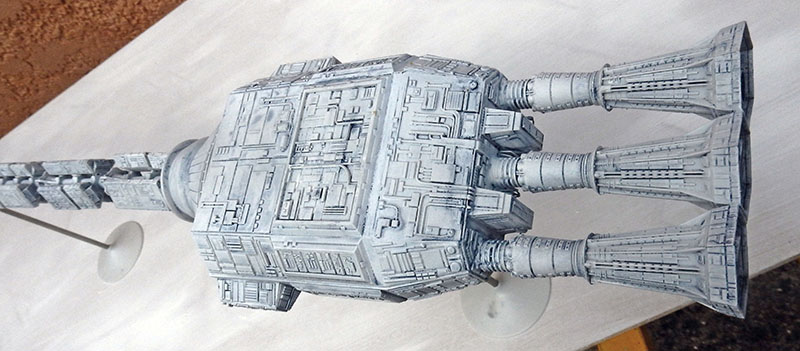 Maquette du vaisseau Discovery vue de dessus montrant la coque détaillée et les trois moteurs arrière