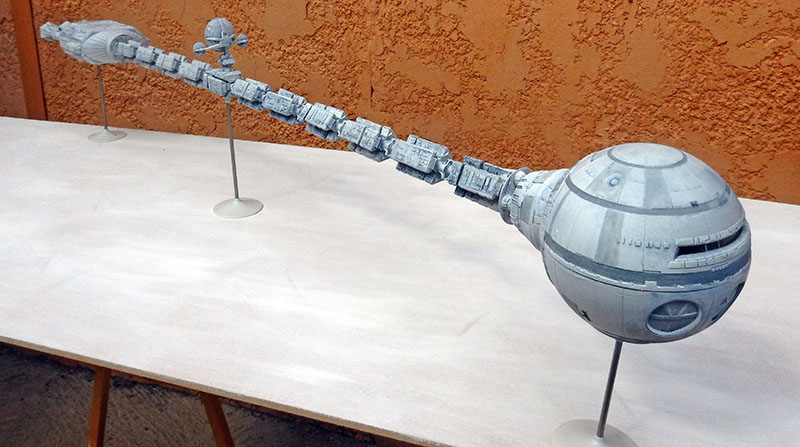 Maquette du vaisseau spatial Discovery avec sa sphère et sa longue colonne vertébrale sur supports