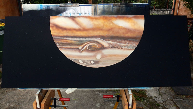 Décor peint de la planète Jupiter sur panneau noir posé sur tréteaux