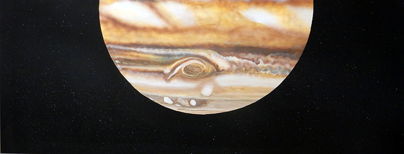 Maquette peinte de la planète Jupiter avec sa grande tache rouge sur fond étoilé