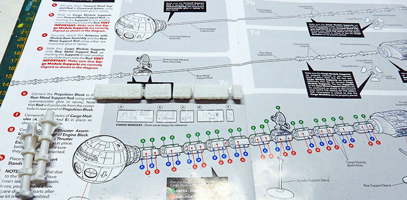 Notice de montage de la maquette Discovery avec pièces blanches et schémas des modules de cargaison