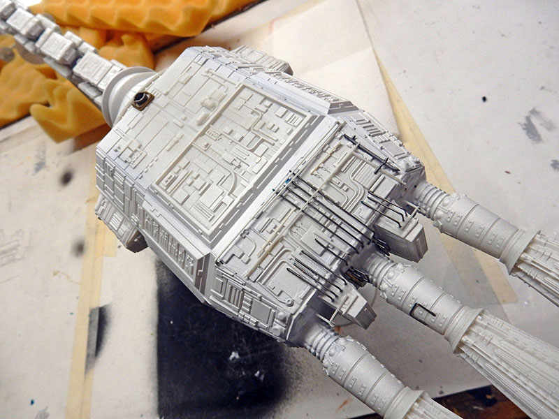 Maquette du vaisseau Discovery en cours de montage montrant la coque détaillée et les tuyères du moteur