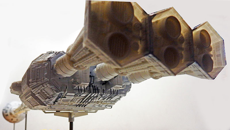 Maquette détaillée du vaisseau spatial Discovery montrant ses tuyères arrière et son fuselage cuivré