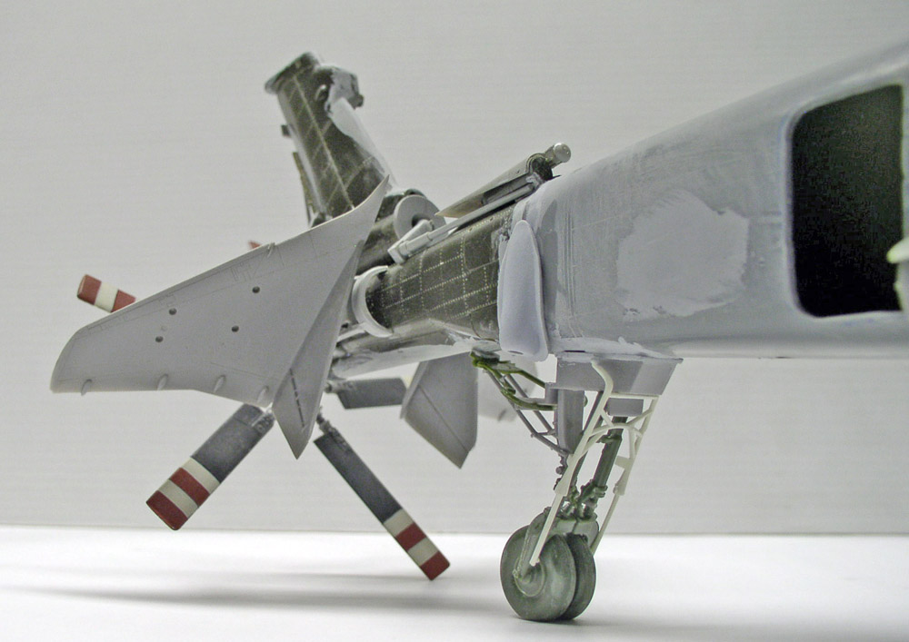 Maquette d'avion en construction montrant le train d'atterrissage, l'aile et les détails du fuselage
