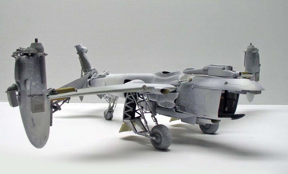 Maquette d'avion gris en cours de montage, vue de dessous montrant le train d'atterrissage