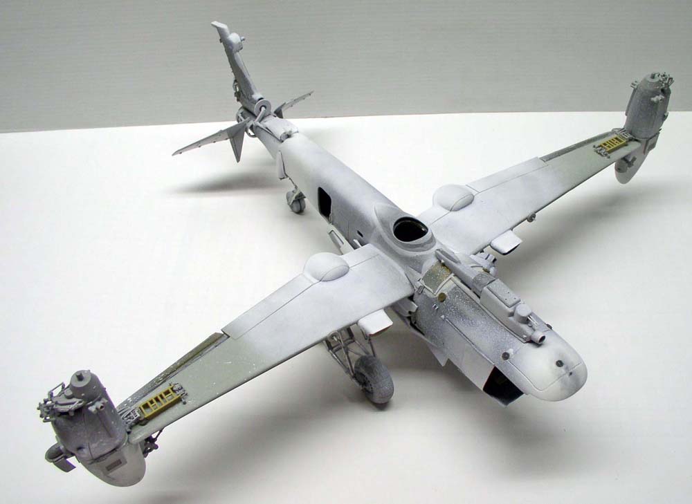 Maquette d'hélicoptère militaire gris en cours d'assemblage, vue de dessus