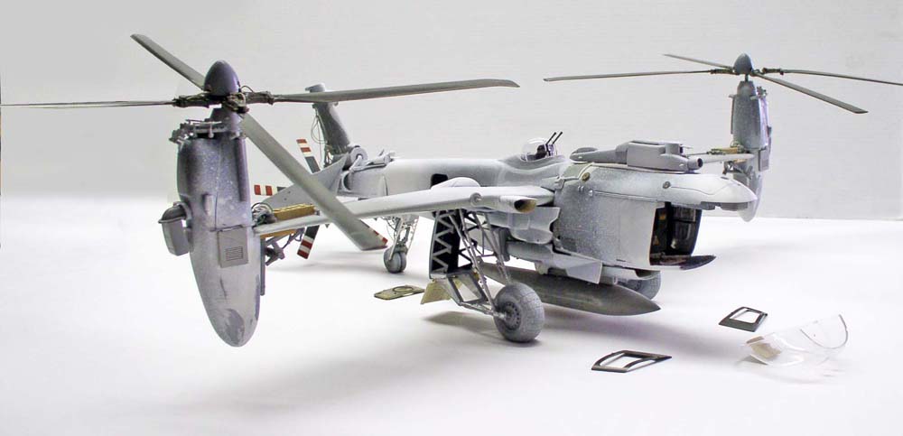 Maquette d'aéronef convertible bi-rotor gris en cours d'assemblage avec verrières détachées