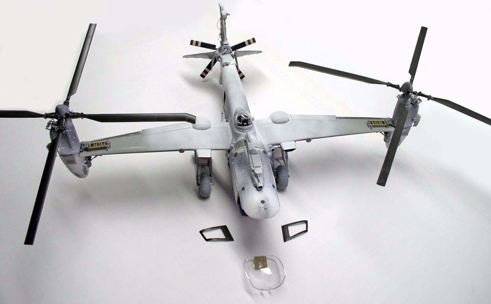 Maquette d'hélicoptère de combat gris vue de dessus avec rotors et verrières détachées