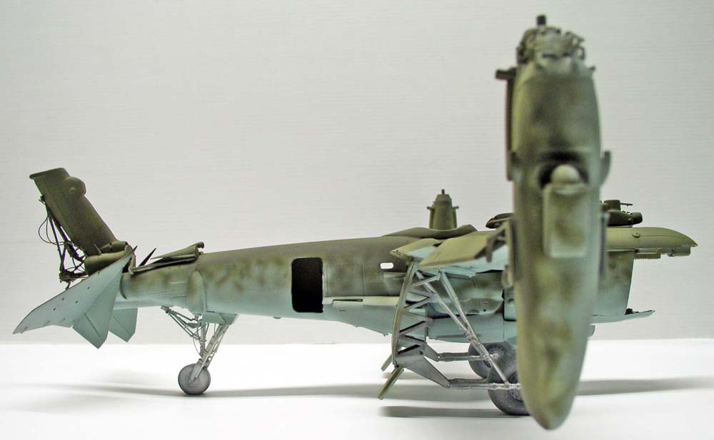 Maquette d'avion bimoteur Dorthmund III au camouflage vert, vue de profil sur fond clair