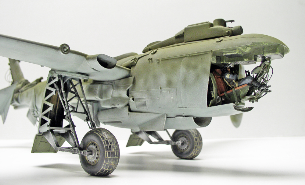 Maquette d'avion militaire vert vieilli avec moteur détaillé apparent et train d'atterrissage sur fond clair