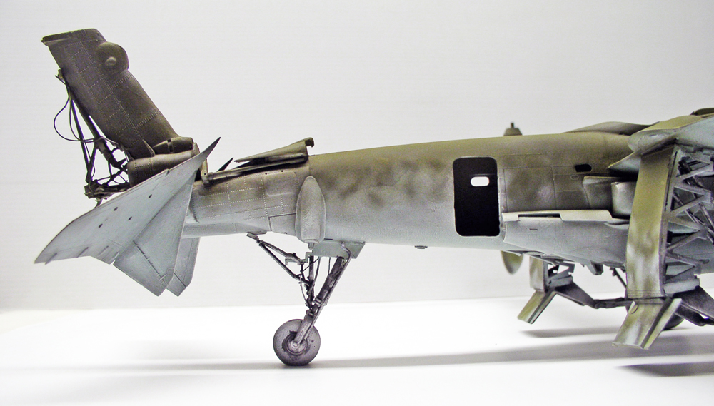 Maquette d'avion de chasse vue de profil, train d'atterrissage et aile détaillés sous éclairage neutre