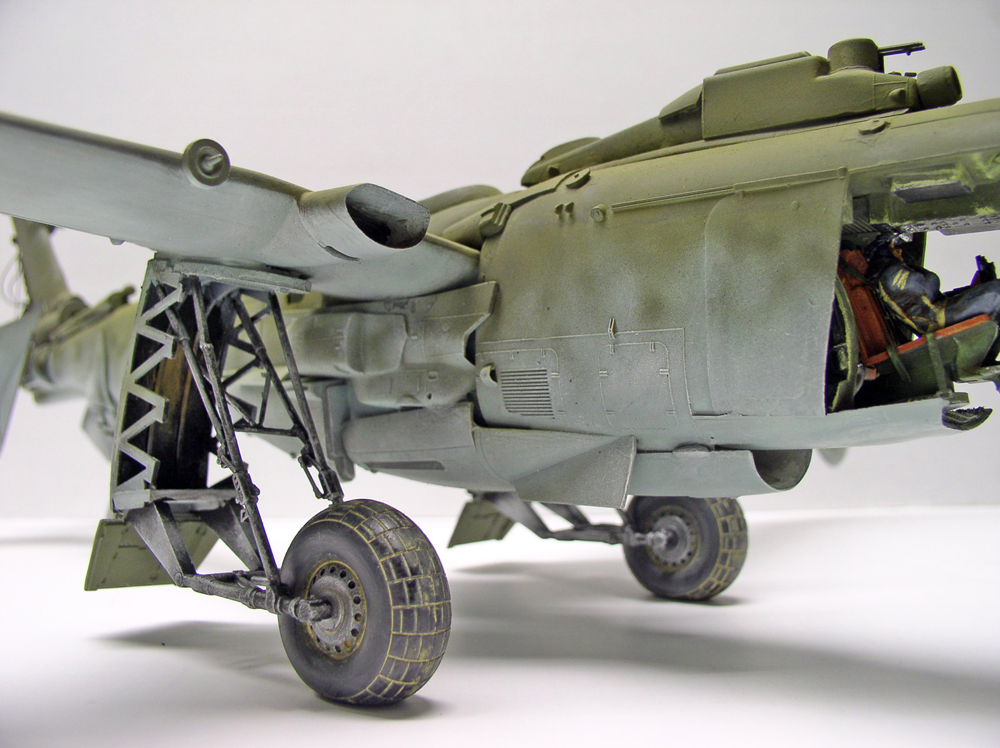 Maquette d'hélicoptère Mi-24 vert vu de profil, train d'atterrissage et cockpit détaillés avec pilote