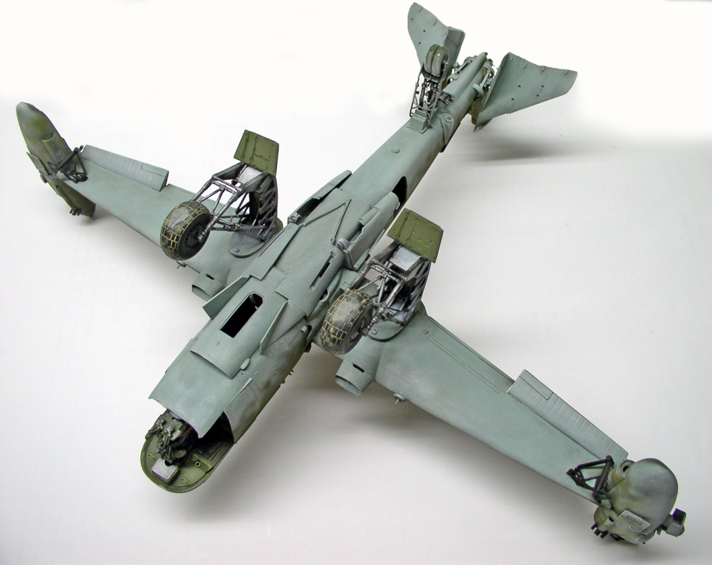 Maquette d'avion bimoteur vue de dessous montrant les trains d'atterrissage et baies ouverts