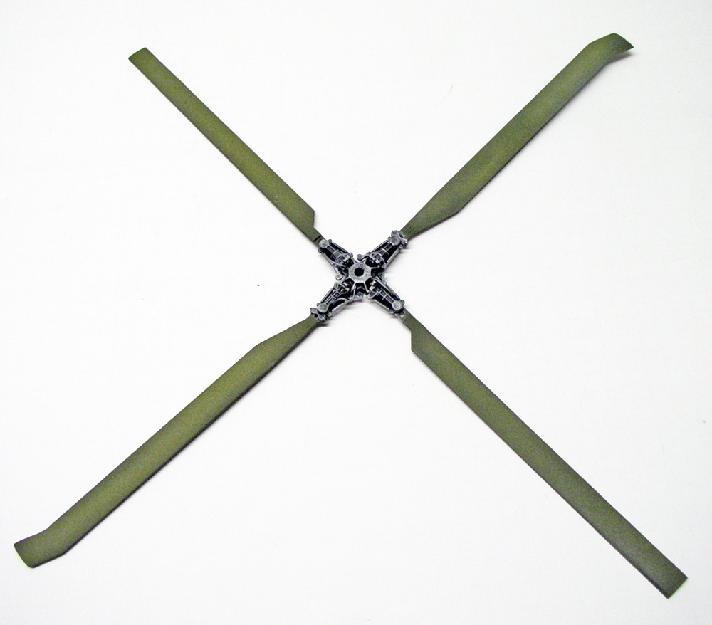 Rotor principal à quatre pales vert olive et moyeu détaillé, maquette de l'hélicoptère Dorthmund III
