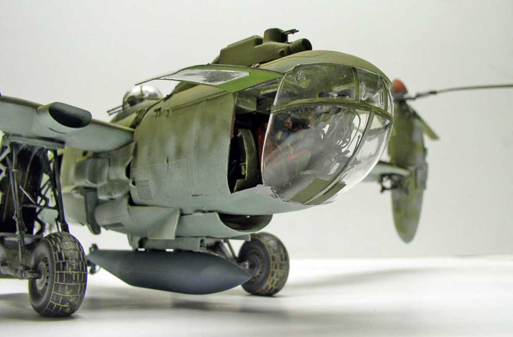 Maquette d'avion militaire vert avec verrière vitrée, vue avant du fuselage et train d'atterrissage