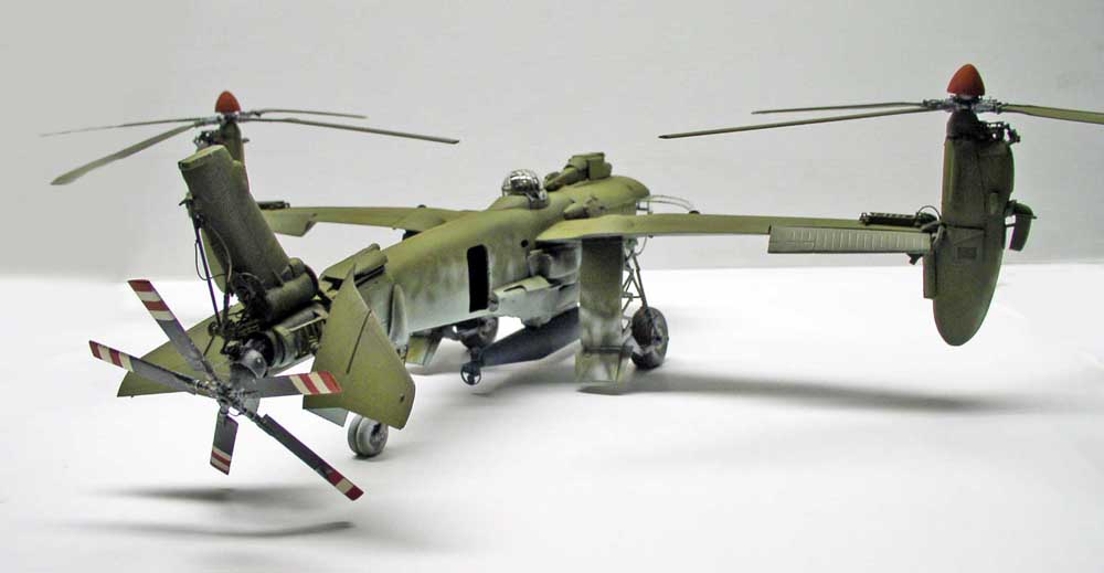 Maquette d'hélicoptère bimoteur vert kaki avec rotors et train d'atterrissage sur fond clair