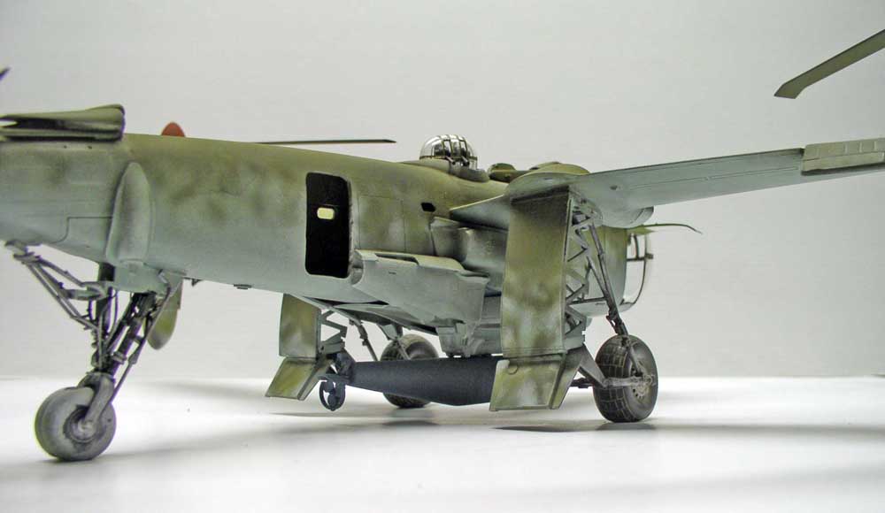 Maquette d'avion militaire à hélices avec train d'atterrissage détaillé, camouflage vert vieilli