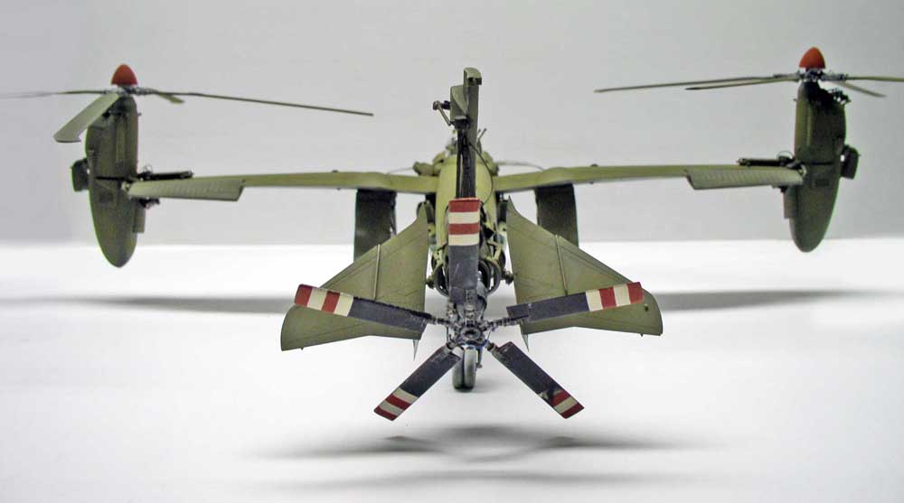 Maquette d'hélicoptère bimoteur vert vue de l'arrière montrant rotors et empennage