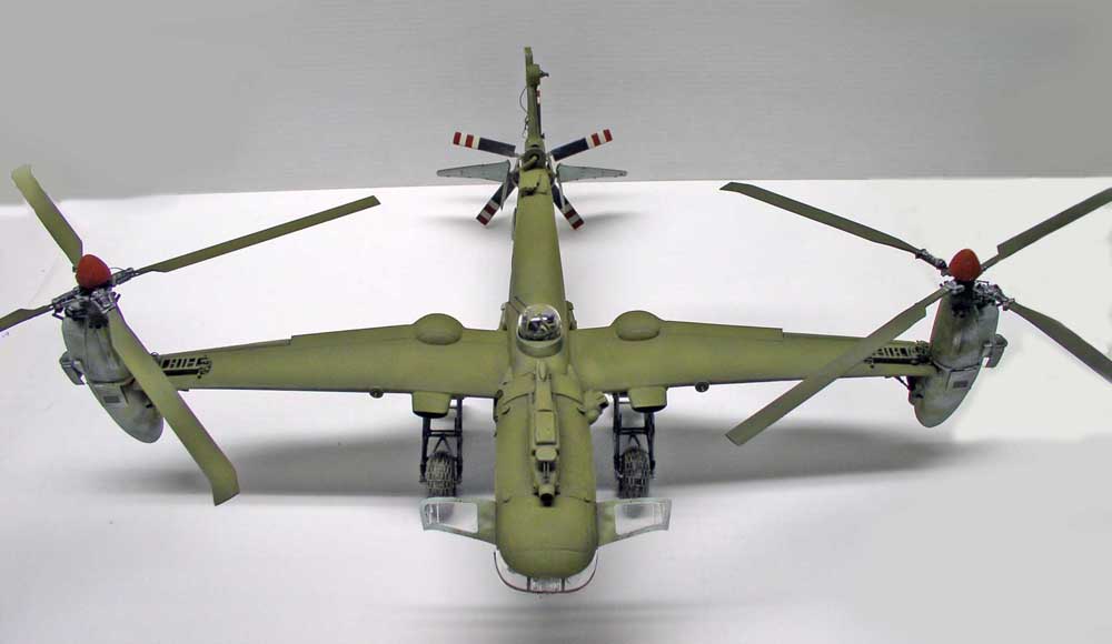 Maquette d'hélicoptère de combat vert vue de face avec rotors et ailes déployés