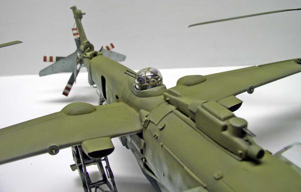 Maquette d'hélicoptère vert olive vue de dessus montrant fuselage, ailettes et rotor de queue
