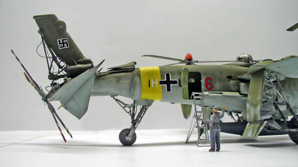 Maquette d'hélicoptère allemand Dorthmund III avec figurine de mécanicien et escabeau, ailes repliées vers le haut