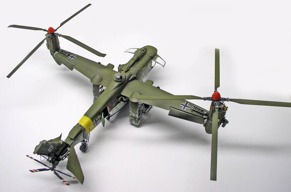 Maquette d'hélicoptère bimoteur vert olive aux marquages allemands, vue de dessus sur fond blanc