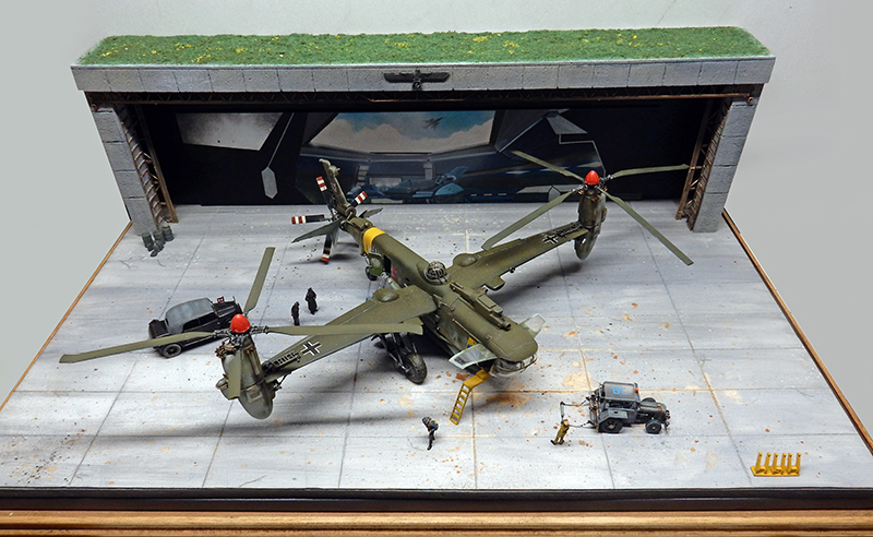Diorama du Dorthmund III, hélicoptère et véhicules devant un hangar souterrain camouflé