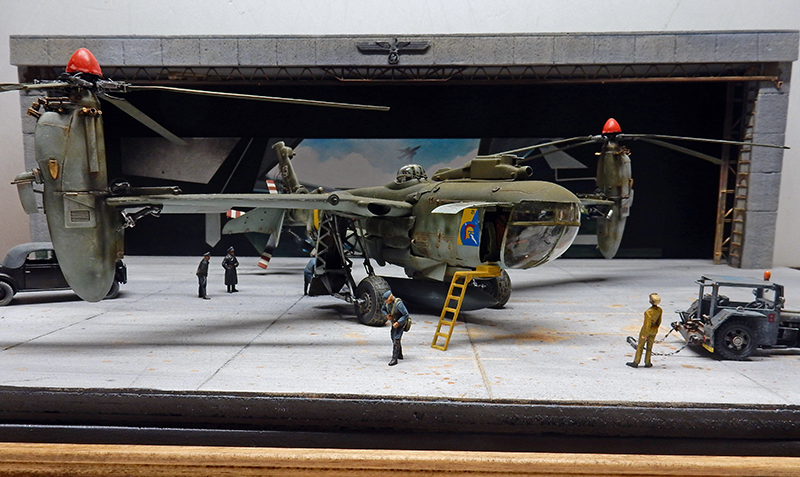 Diorama du Dorthmund III devant un hangar, mécaniciens et véhicules autour de l'appareil