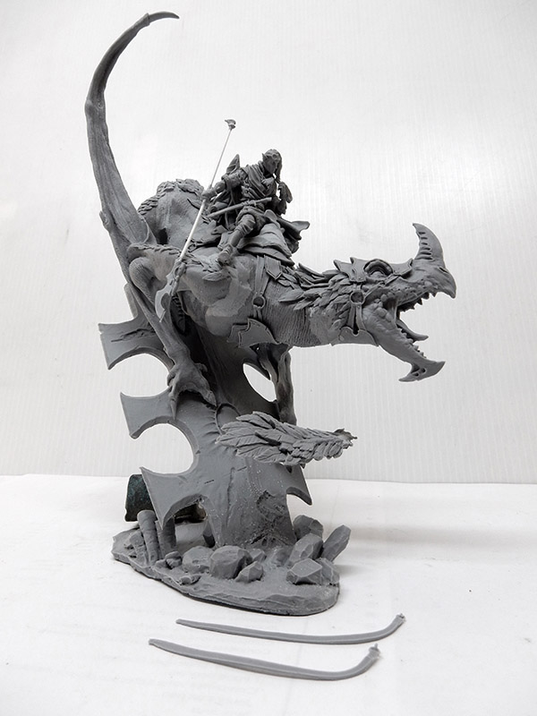 Maquette de dragon gris non peint avec cavalier guerrier monté, gueule ouverte et longue queue