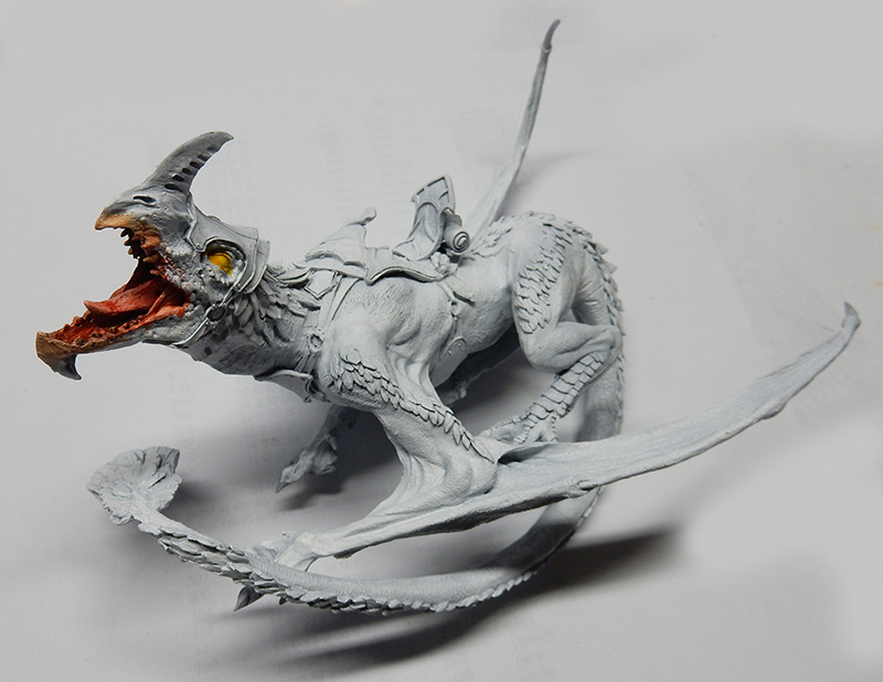 Maquette de dragon gris gueule ouverte ailes déployées, intérieur de la bouche peint en rouge