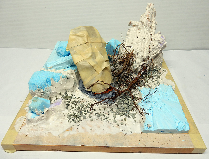 Maquette de diorama en cours avec mousse bleue, plâtre et racines pour décor de dragon