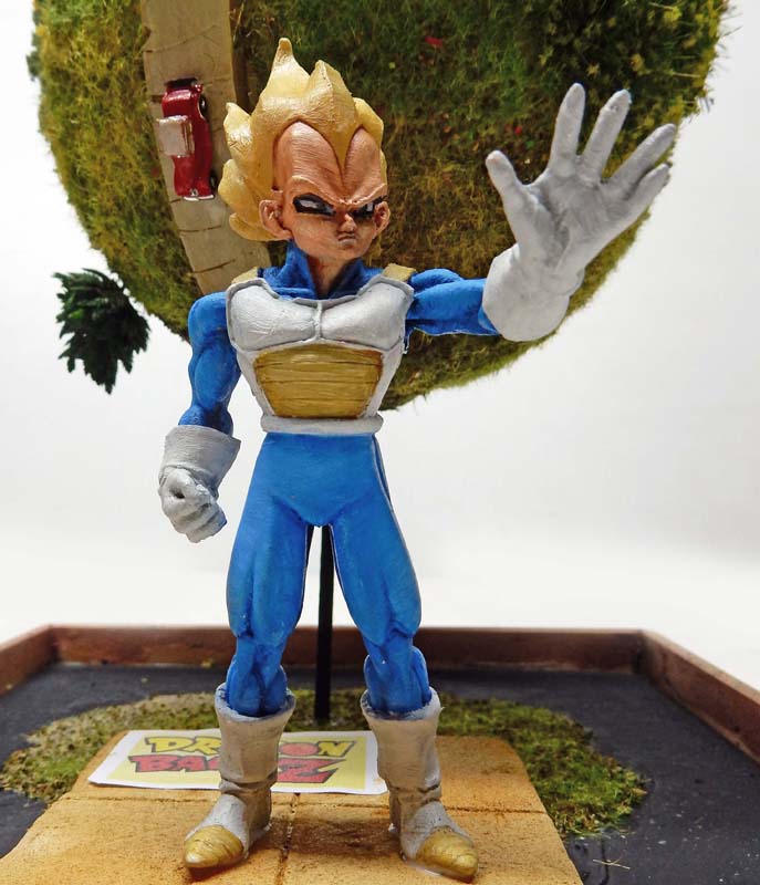 Figurine peinte de Vegeta Super Saiyan dans un diorama Dragon Ball Z avec planète végétalisée