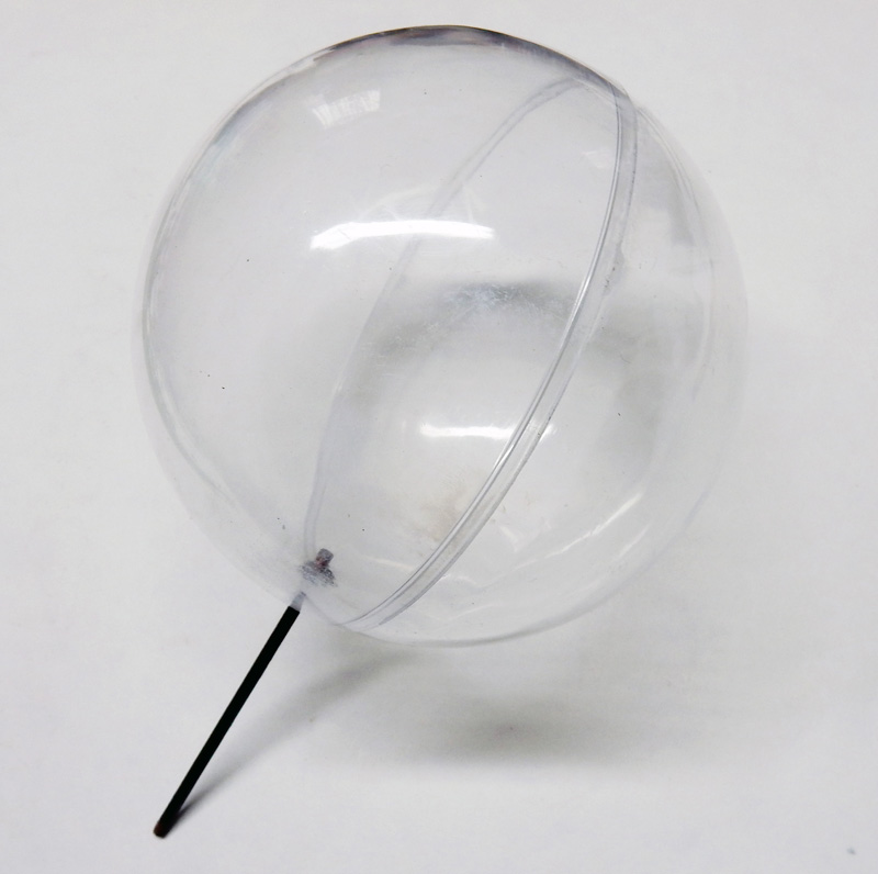 Sphère transparente en plastique traversée par une tige métallique pour réaliser un diorama