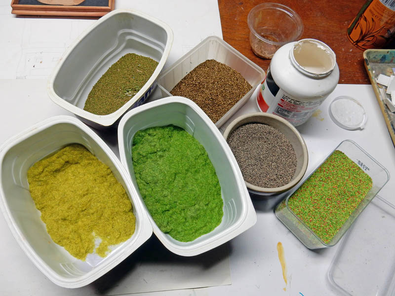 Barquettes de flocage et sable colorés pour réaliser la végétation du diorama