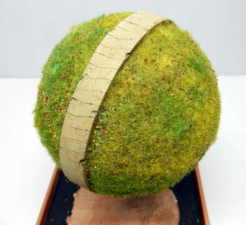 Maquette sphérique de planète recouverte de flocage vert avec chemin de pierre, diorama Dragon Ball Z