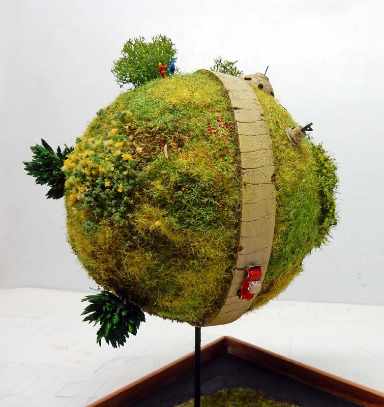 Diorama sphérique de la planète du Roi Kaïô avec végétation, arbres et route circulaire