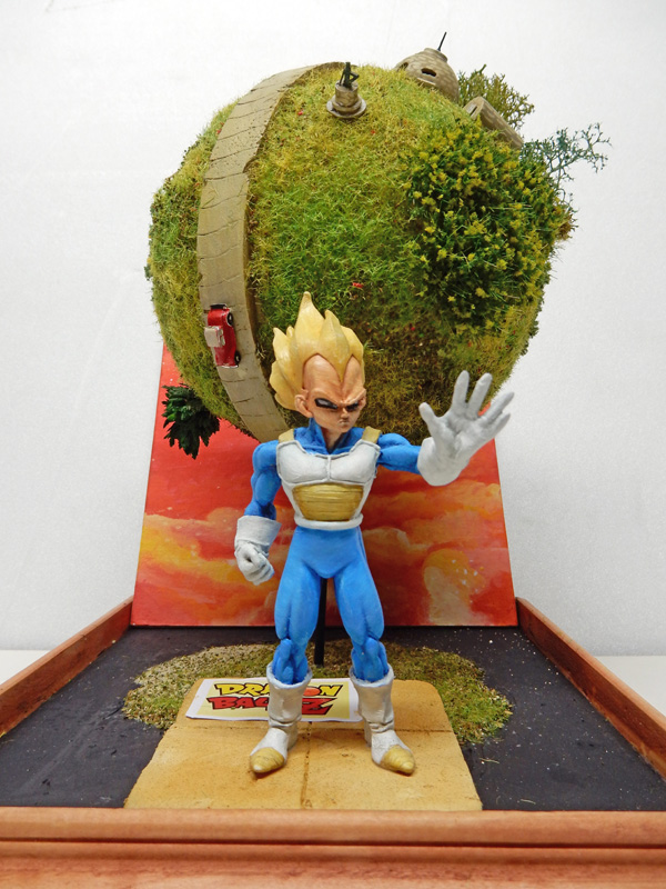 Diorama Dragon Ball Z avec figurine de Vegeta Super Saiyan devant une planète miniature