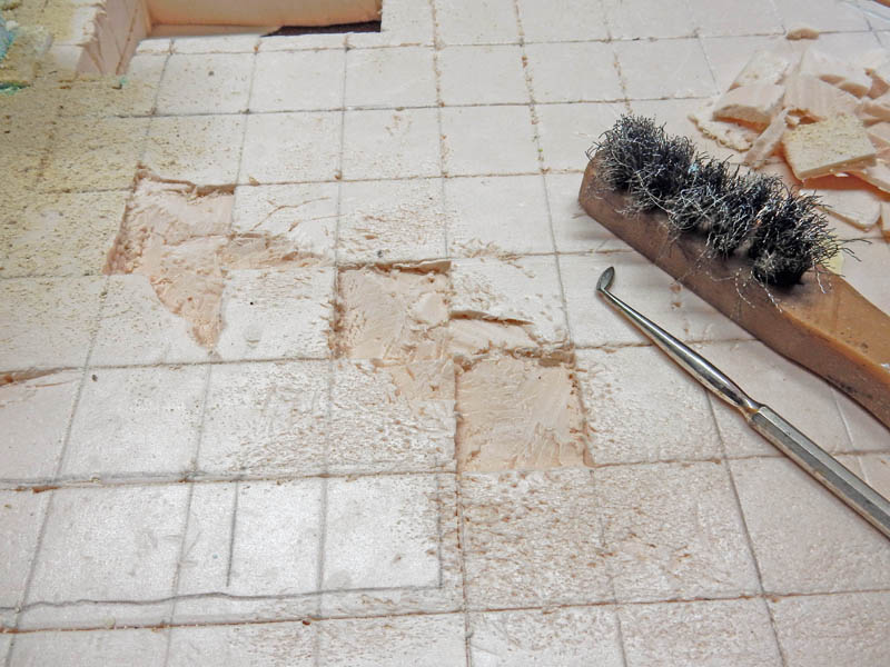 Surface en mousse gravée de pavés avec brosse métallique et outil de gravure