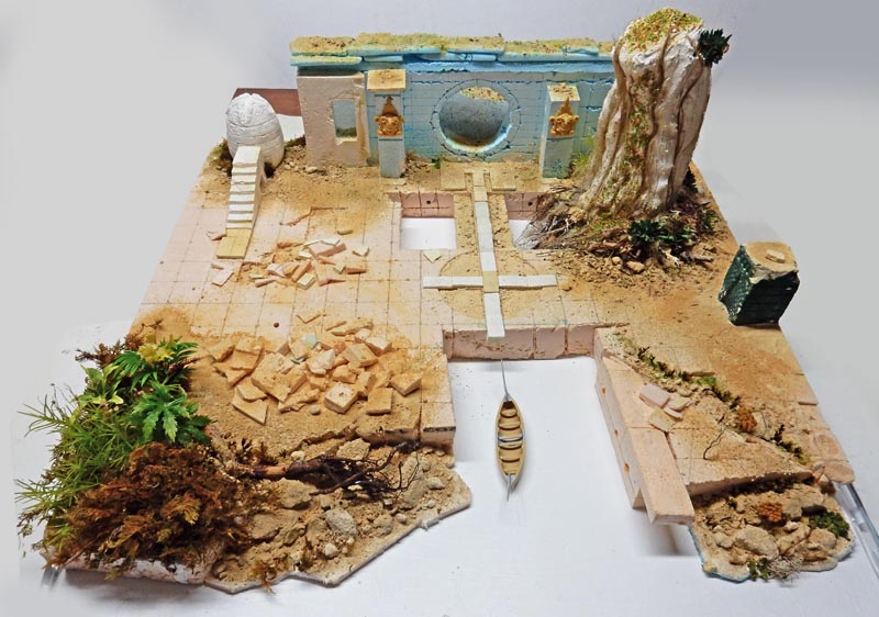Diorama de ruines antiques avec dallage, arche bleue, végétation et arbre sur socle