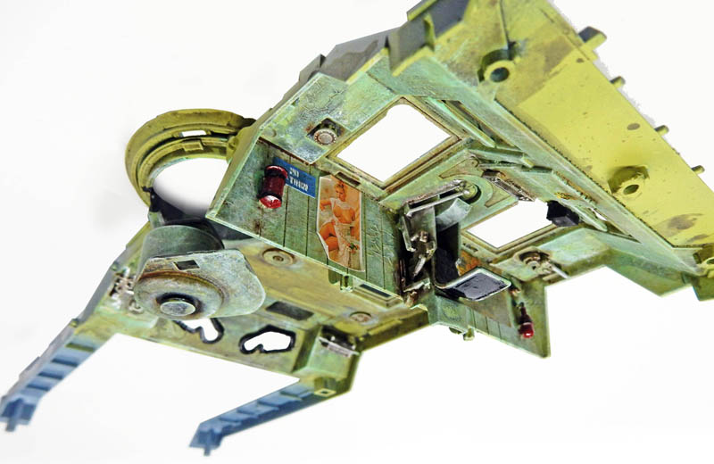 Maquette de véhicule militaire vert vieilli avec habitacle détaillé et patine d'usure