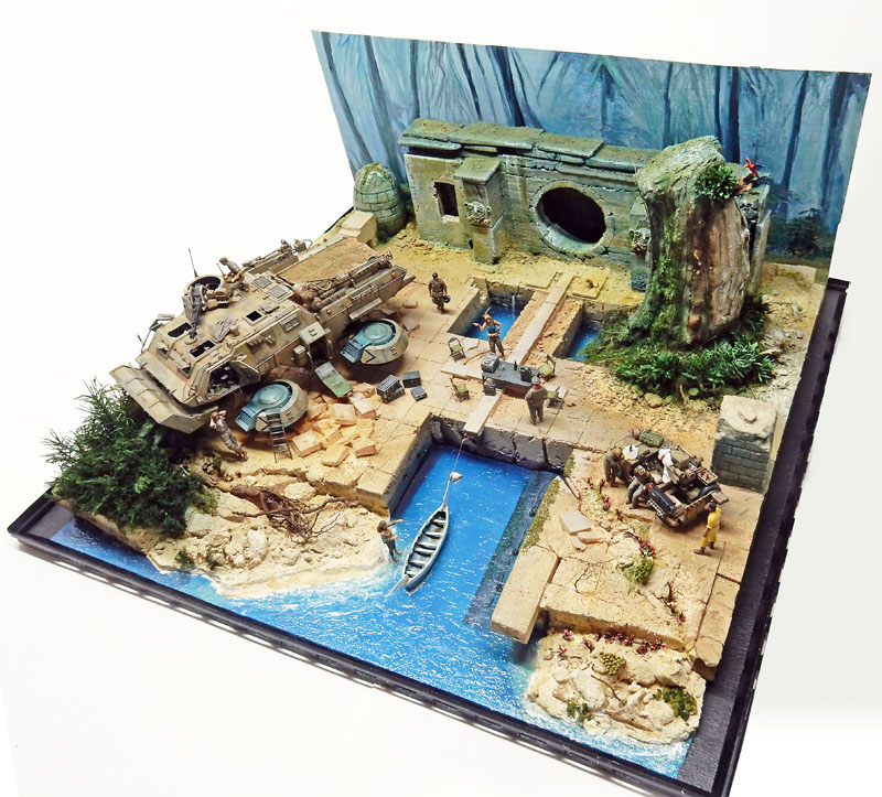 Diorama de maquettisme avec véhicule blindé, ruines antiques, canaux d'eau et figurines près de barques