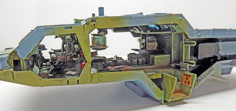 Maquette de châssis de véhicule militaire avec intérieur détaillé et patine vieillie