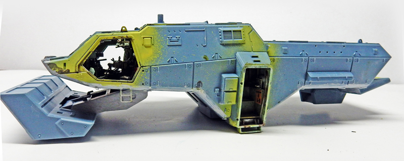 Maquette de véhicule blindé futuriste gris et jaune avec cockpit ouvert et soute latérale