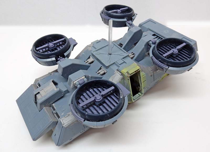 Maquette de véhicule volant gris à quatre turbines, vue de trois quarts avant
