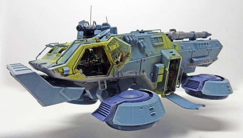Maquette de véhicule volant militaire gris et jaune avec tourelle, canon et propulseurs