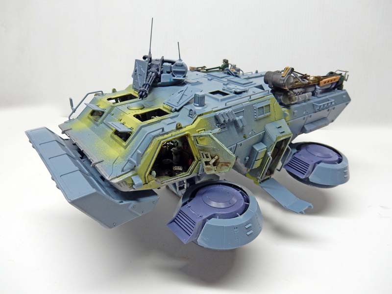 Maquette de véhicule blindé futuriste gris-bleu sur coussins d'air, avec tourelle et détails