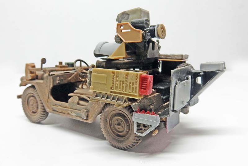 Maquette de véhicule militaire tout-terrain en cours de montage, vue arrière trois quarts avec accessoires