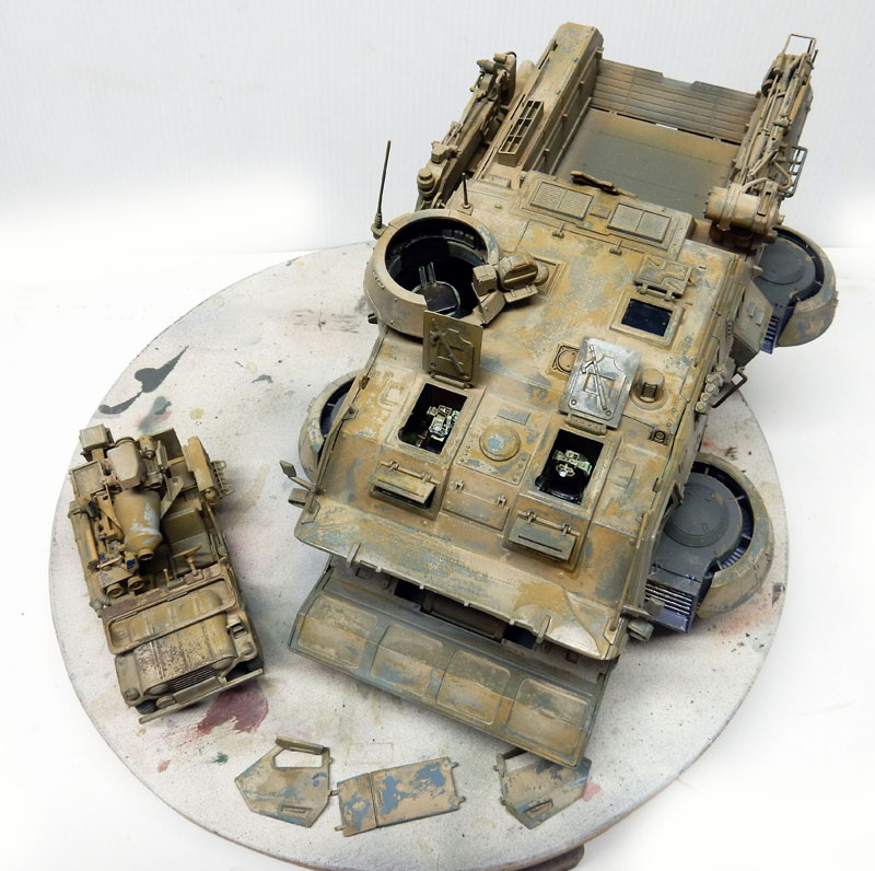 Maquette de véhicule blindé militaire sable en cours de montage sur plateau tournant