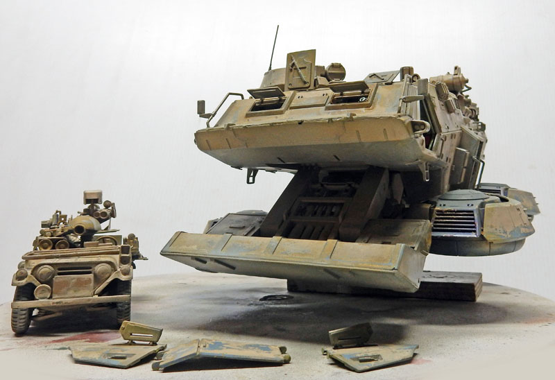 Maquette de véhicule militaire de science-fiction et buggy blindé sur diorama, teintes sable
