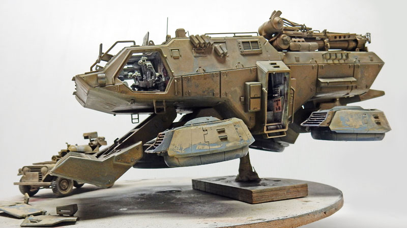 Maquette de véhicule blindé volant futuriste de science-fiction avec rampe abaissée et véhicule au sol